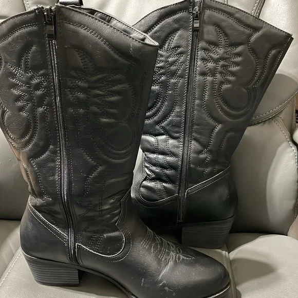 Woman’s Black insulated cowboy boots - Picture 2 of 3